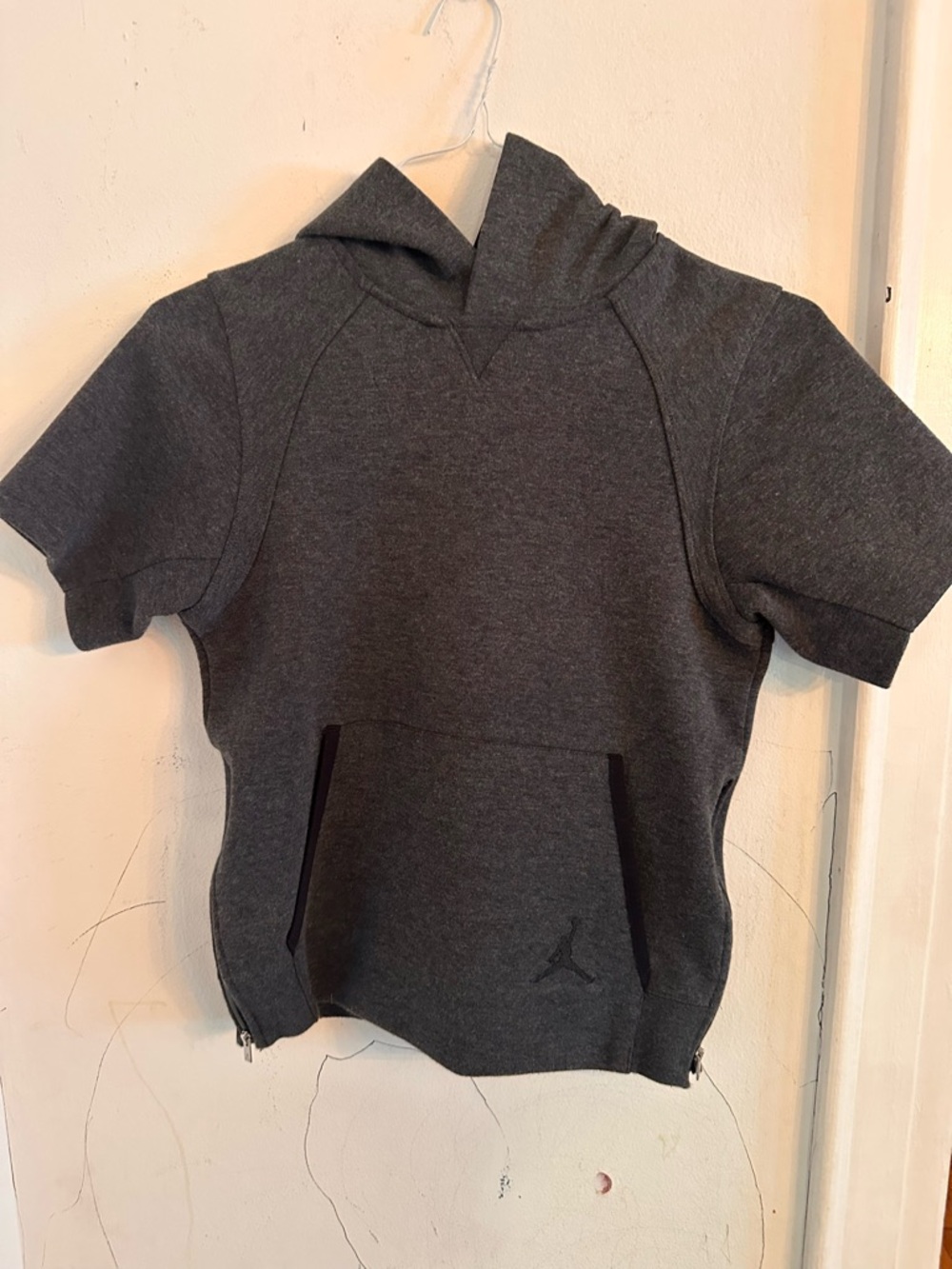Jordan • Short Sleeve Hoodie • Size M Boys • Charcoal • Basketball • Streetwear